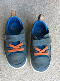 clarks baby shoes size 4